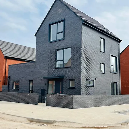 Leicester City 4 Bed Home Номер фото