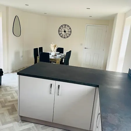 Leicester City 4 Bed Home Номер фото